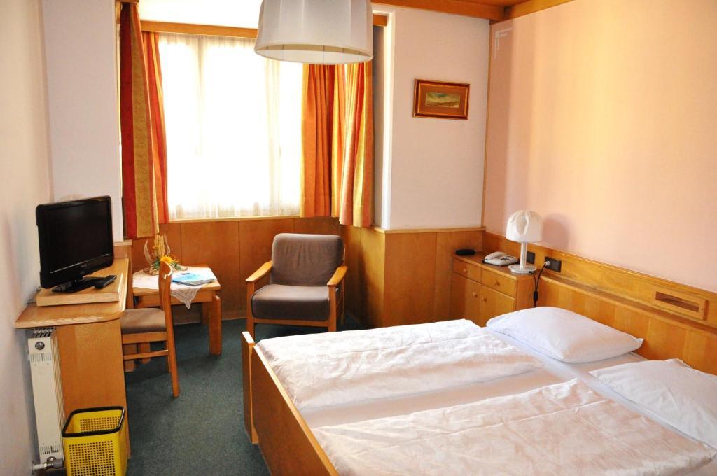 Hotel Grauer Baer Bresanona Habitación foto